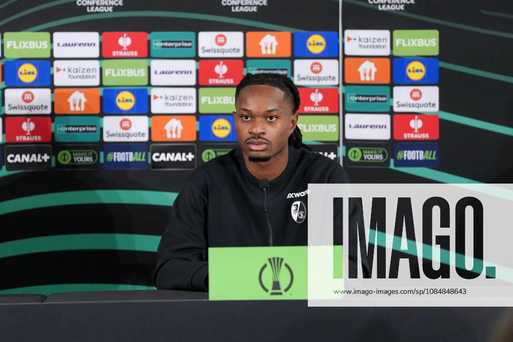 Jordy Makengo (SC Freiburg, 33) bei der PK, Pressekonferenz , Monaco, Fussball, UEFA Conference League, 2. Spieltag, Ligaphase , 2026 2027, AS Monaco vs. SC Freiburg, 21.10.2026, Stade Louis II, Monaco Monaco Stade Louis II Fontvieille Monaco