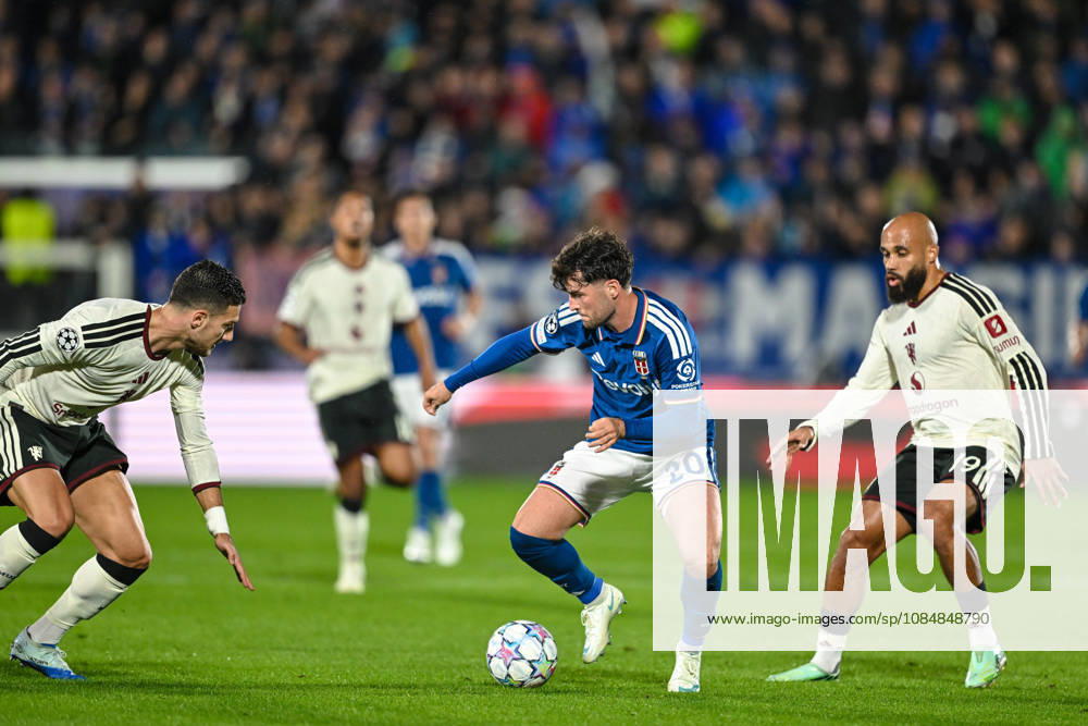 Martin Baturina of Calcio Como fights for the ball with BRYAN MBEUMO of Manchester United, ManU Football Club during the UEFA Champions League stage match Phase MD3 between Calcio Como and Manchester United Football Club at the Giuseppe Sinigaglia stadium in Como, north Italy -October 21, 2026 - Soccer.