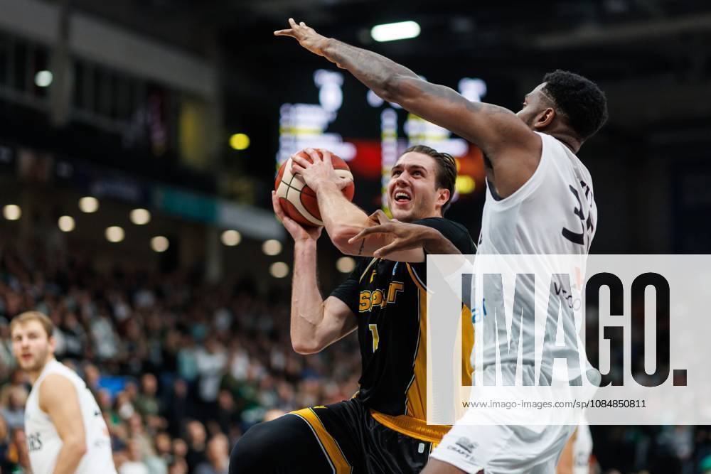Darko Bajo (KK Croatia Split) im Zweikampf mit Ejiofor Onu (Gladiators Trier), Aktion Action Vet Concept Gladiators Trier vs KK Split, Basketball, FIBA Europe Cup, 3. Spieltag, Saison 2026 2027, 21.10.2026 Vet Concept Gladiators Trier vs KK Split, Basketball, FIBA Europe Cup, 3. Spieltag, Saison 2026 2027