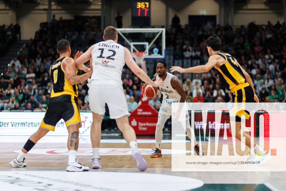 Terrell Harris (Gladiators Trier) mit Ball, Aktion Action Vet Concept Gladiators Trier vs KK Split, Basketball, FIBA Europe Cup, 3. Spieltag, Saison 2026 2027, 21.10.2026 Vet Concept Gladiators Trier vs KK Split, Basketball, FIBA Europe Cup, 3. Spieltag, Saison 2026 2027