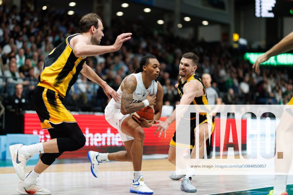 Austin Crowley (Gladiators Trier), im Zweikampf mit Mindaugas Kacinas (KK Croatia Split) und Tonko Vuko (KK Croatia Split), Aktion Action Vet Concept Gladiators Trier vs KK Split, Basketball, FIBA Europe Cup, 3. Spieltag, Saison 2026 2027, 21.10.2026 Vet Concept Gladiators Trier vs KK Split, Basketball, FIBA Europe Cup, 3. Spieltag, Saison 2026 2027