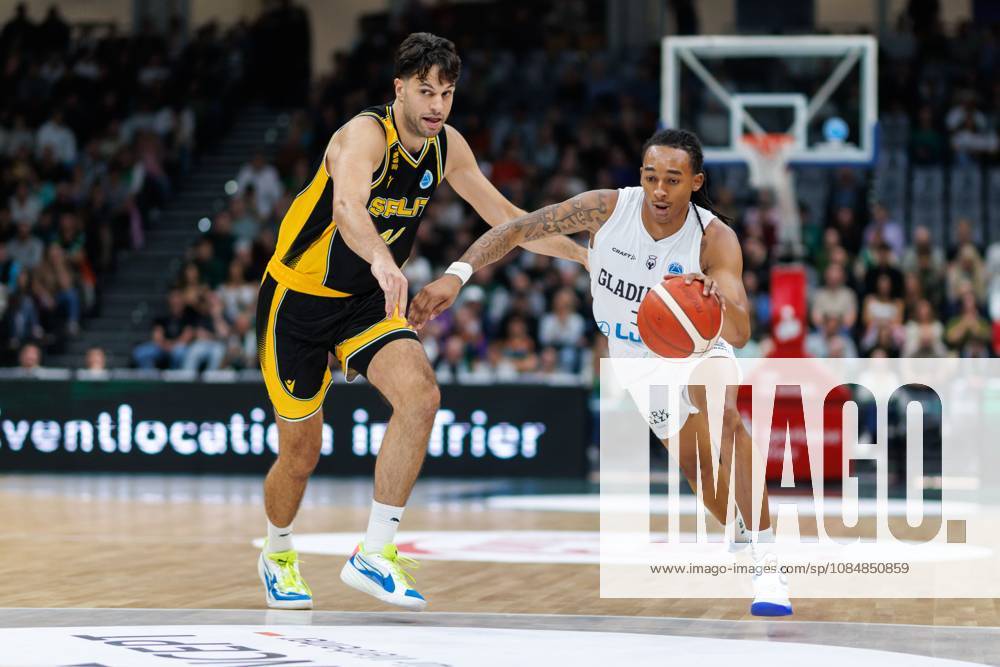 Terrell Harris (Gladiators Trier) im Zweikampf mit Benedict Turudic (KK Croatia Split), Aktion Action Vet Concept Gladiators Trier vs KK Split, Basketball, FIBA Europe Cup, 3. Spieltag, Saison 2026 2027, 21.10.2026 Vet Concept Gladiators Trier vs KK Split, Basketball, FIBA Europe Cup, 3. Spieltag, Saison 2026 2027