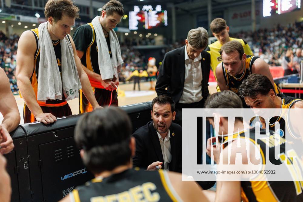 Damir Rancic (KK Croatia Split) mit Team in der Auszeit, Emotionen, Geste, Gestik, Mimik Vet Concept Gladiators Trier vs KK Split, Basketball, FIBA Europe Cup, 3. Spieltag, Saison 2026 2027, 21.10.2026 Vet Concept Gladiators Trier vs KK Split, Basketball, FIBA Europe Cup, 3. Spieltag, Saison 2026 2027
