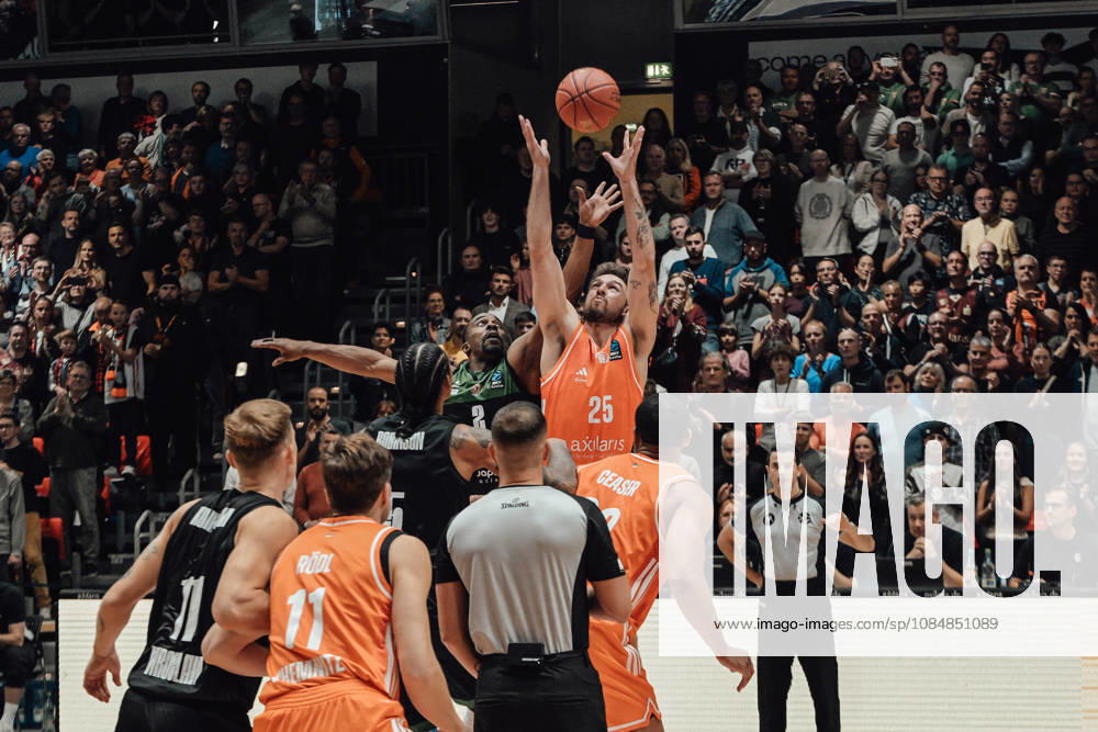 4. Spieltag des Basketball Eurocup Niners Chemnitz -Slask Wroclaw 21.10.2026 ab 19:00 Uhr Chemnitz, Chemnitz Arena Im Foto:25 Ben Burnham, 02 Anthonny Hickey 4. Spieltag des Basketball Eurocup Niners Chemnitz -Slask Wroclaw Chemnitz Sachsen Deutschland