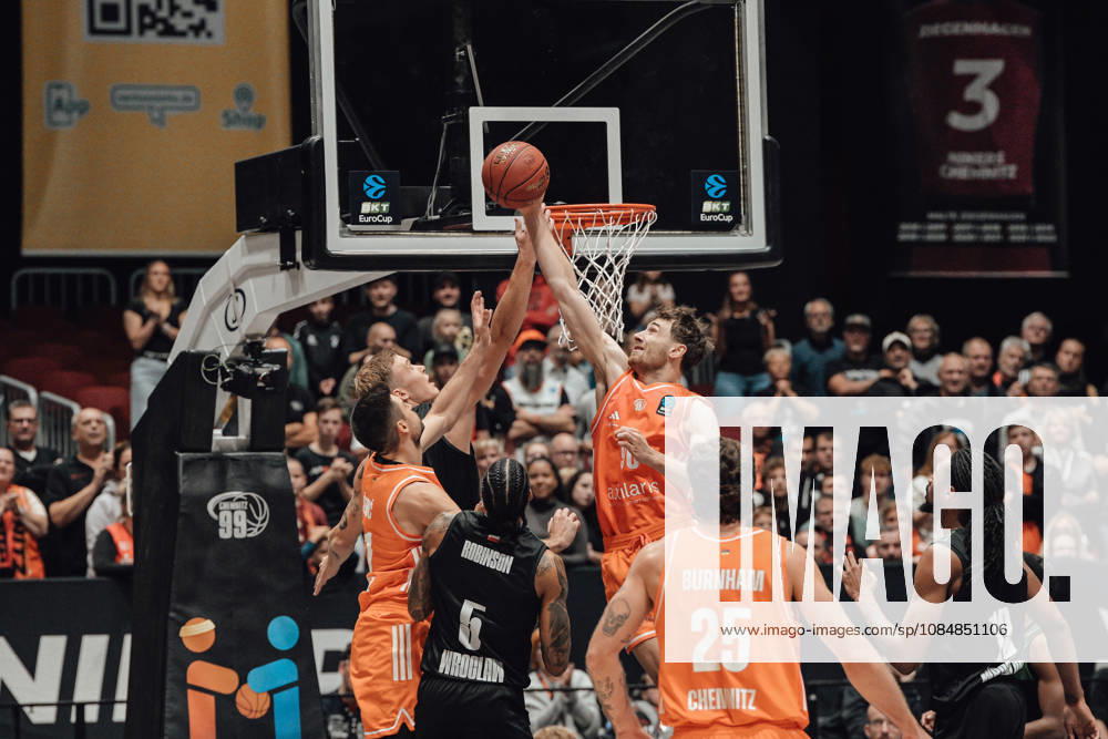 4. Spieltag des Basketball Eurocup Niners Chemnitz -Slask Wroclaw 21.10.2026 ab 19:00 Uhr Chemnitz, Chemnitz Arena Im Foto: 25 Ben Burnham, 90 Jannis von Seckendorf, 05 Devin Robinson, 90 Jannis von Seckendorf,21 Mateo Seric 4. Spieltag des Basketball Eurocup Niners Chemnitz -Slask Wroclaw Chemnitz Sachsen Deutschland