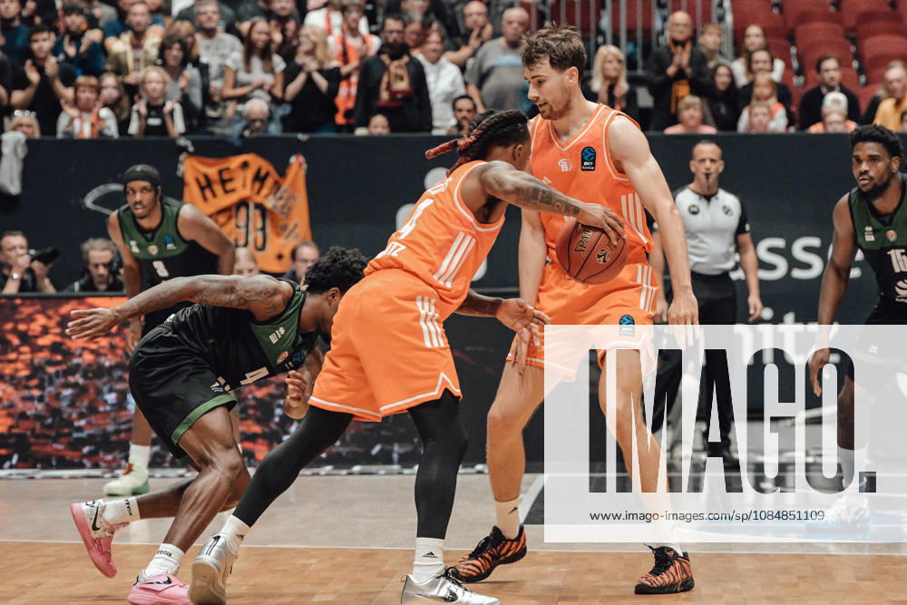 4. Spieltag des Basketball Eurocup Niners Chemnitz -Slask Wroclaw 21.10.2026 ab 19:00 Uhr Chemnitz, Chemnitz Arena Im Foto:24 Cobe Williams, 90 Jannis von Seckendorf 4. Spieltag des Basketball Eurocup Niners Chemnitz -Slask Wroclaw Chemnitz Sachsen Deutschland