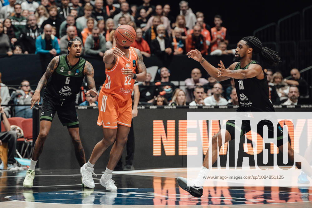 4. Spieltag des Basketball Eurocup Niners Chemnitz -Slask Wroclaw 21.10.2026 ab 19:00 Uhr Chemnitz, Chemnitz Arena Im Foto:22 Nighaeal Ceaser, 06 Yohan Choupas, 13 Isaiah Moore 4. Spieltag des Basketball Eurocup Niners Chemnitz -Slask Wroclaw Chemnitz Sachsen Deutschland