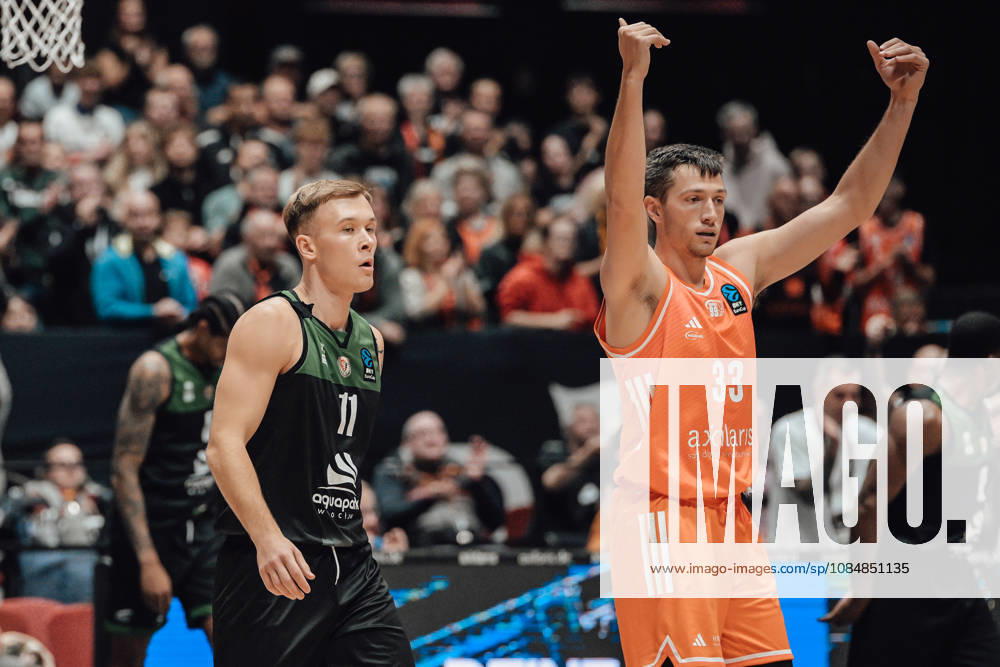 4. Spieltag des Basketball Eurocup Niners Chemnitz -Slask Wroclaw 21.10.2026 ab 19:00 Uhr Chemnitz, Chemnitz Arena Im Foto:11 Blazej Kulikowski, 33 Rayn Mikesell 4. Spieltag des Basketball Eurocup Niners Chemnitz -Slask Wroclaw Chemnitz Sachsen Deutschland