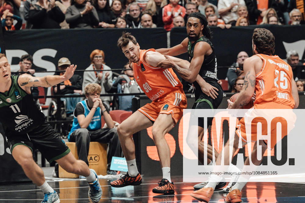 4. Spieltag des Basketball Eurocup Niners Chemnitz -Slask Wroclaw 21.10.2026 ab 19:00 Uhr Chemnitz, Chemnitz Arena Im Foto:25 Ben Burnham, 11 Blazej Kulikowski, 90 Jannis von Seckendorf 4. Spieltag des Basketball Eurocup Niners Chemnitz -Slask Wroclaw Chemnitz Sachsen Deutschland