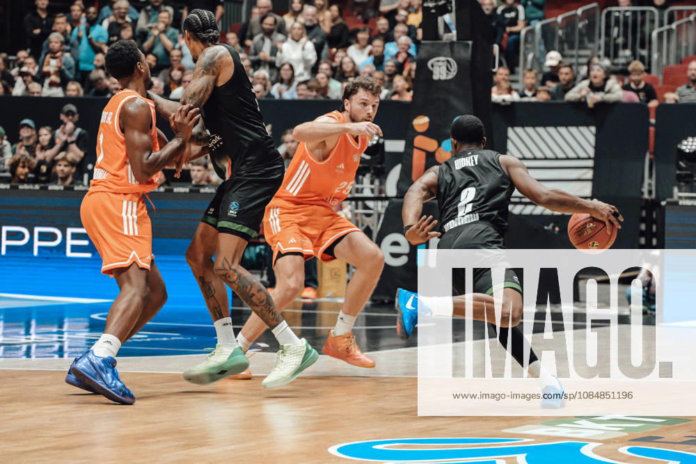 4. Spieltag des Basketball Eurocup Niners Chemnitz -Slask Wroclaw 21.10.2026 ab 19:00 Uhr Chemnitz, Chemnitz Arena Im Foto:02 Anthonny Hickey, 25 Ben Burnham 4. Spieltag des Basketball Eurocup Niners Chemnitz -Slask Wroclaw Chemnitz Sachsen Deutschland