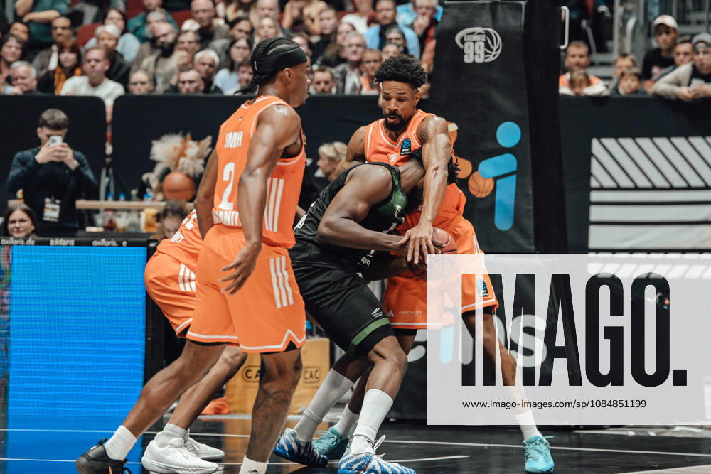 4. Spieltag des Basketball Eurocup Niners Chemnitz -Slask Wroclaw 21.10.2026 ab 19:00 Uhr Chemnitz, Chemnitz Arena Im Foto:02 Stefan Smith, 20 Urald King, 15 John Egbunu 4. Spieltag des Basketball Eurocup Niners Chemnitz -Slask Wroclaw Chemnitz Sachsen Deutschland