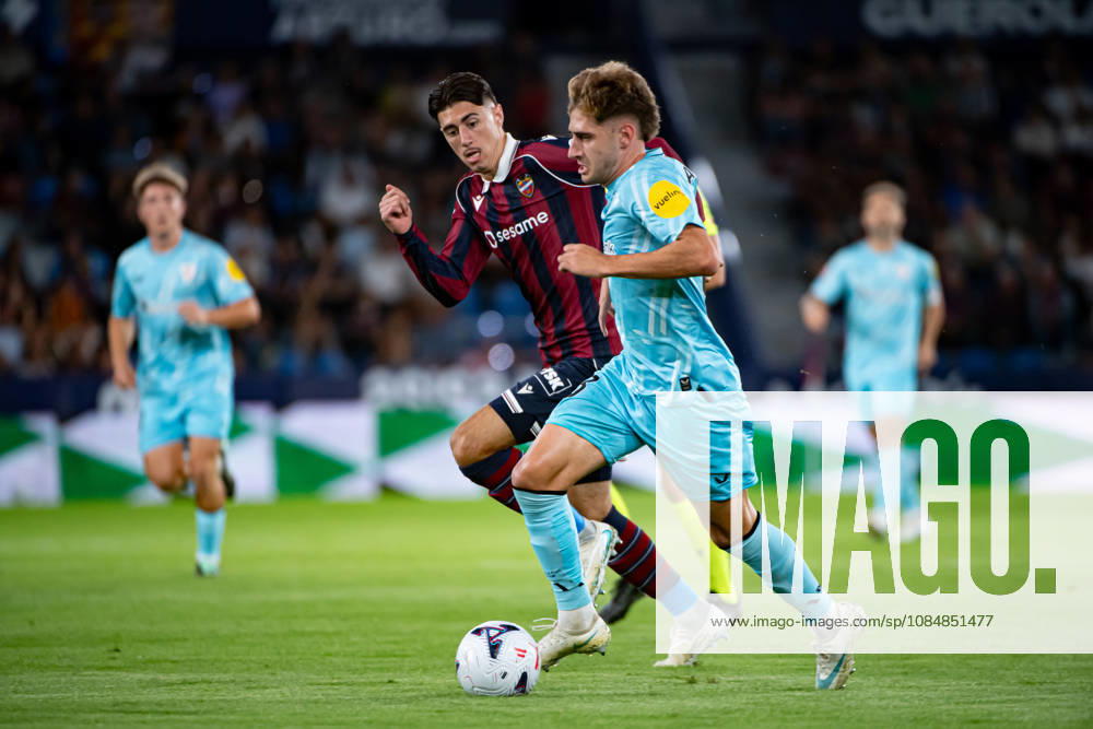 ROBERT NAVARRO of Athletic Club runs with the ball during the LaLiga EA Sports, match between Levante UD and Athletic Club at Ciutat de Valencia stadium Soccer 2026: LaLiga: Levante UD - Athletic Club - ZUMAs385 20261021_zsp_s385_005