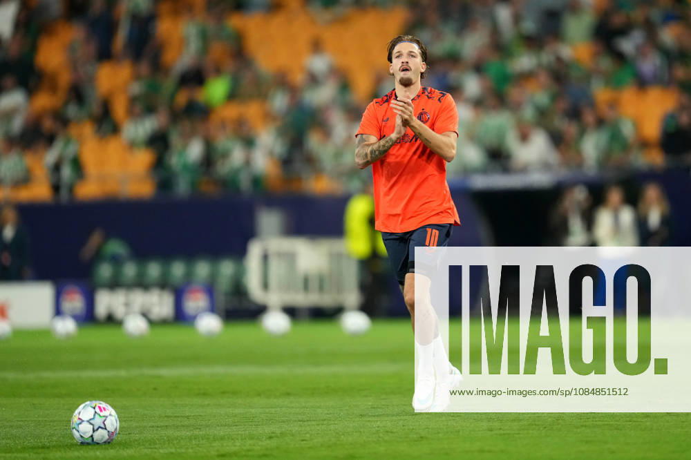 UEFA Champions League: Real Betis Balompie v Feyenoord Rotterdam SEVILLE, SPAIN - OCTOBER 21: Luciano Valente of Feyenoord Rotterdam enters the pitch during the UEFA Champions League match between Real Betis Balompie and Feyenoord Rotterdam at Estadio La Cartuja on October 21, 2026 in Seville, Spain