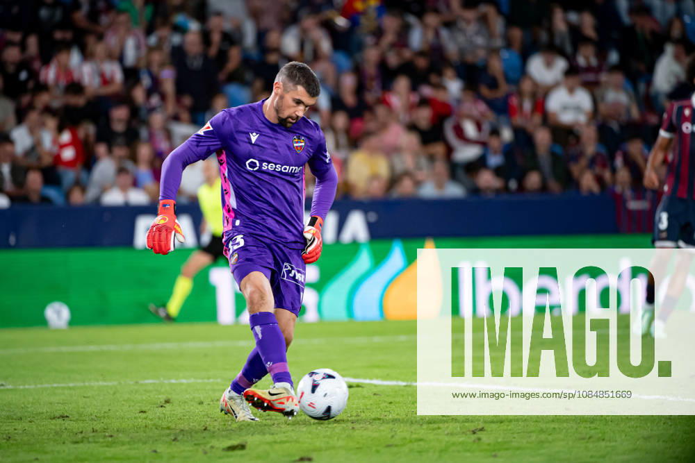 MATHEW RYAN of Levante UD shoot the ball during the LaLiga EA Sports, match between Levante UD and Athletic Club at Ciutat de Valencia stadium Soccer 2026: LaLiga: Levante UD - Athletic Club - ZUMAs385 20261021_zsp_s385_010