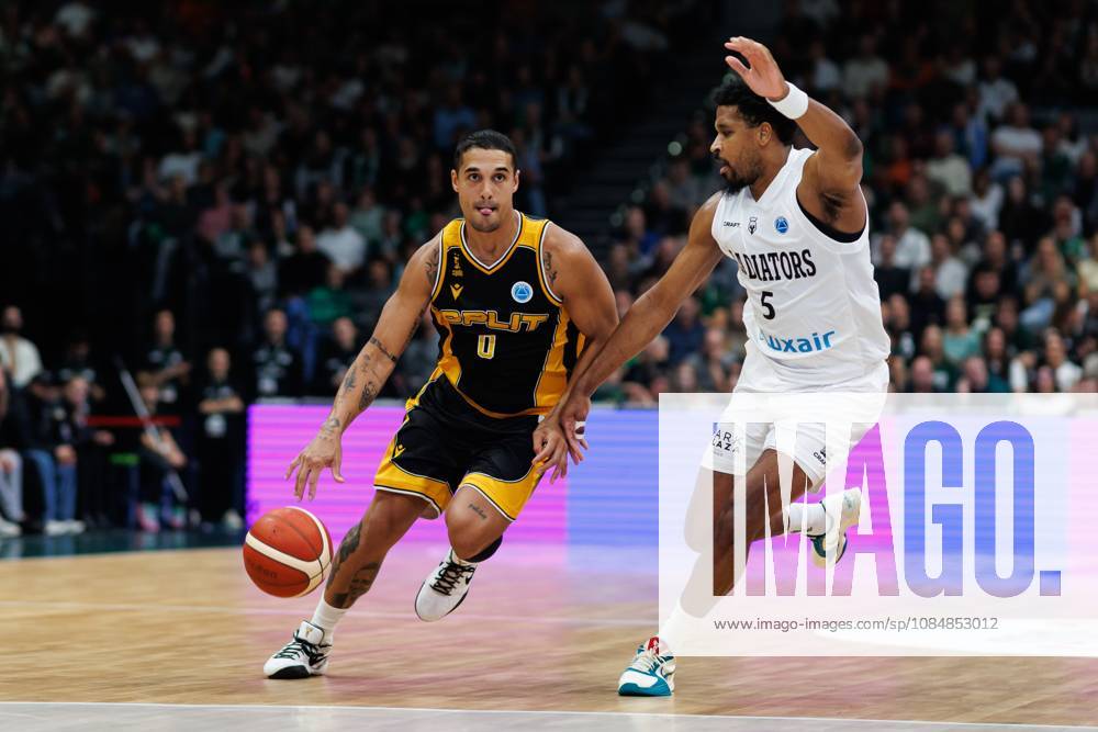 Nick Johnson (KK Croatia Split) im Zweikampf mit Justin Simon (Gladiators Trier), Aktion Action Vet Concept Gladiators Trier vs KK Split, Basketball, FIBA Europe Cup, 3. Spieltag, Saison 2026 2027, 21.10.2026 Vet Concept Gladiators Trier vs KK Split, Basketball, FIBA Europe Cup, 3. Spieltag, Saison 2026 2027