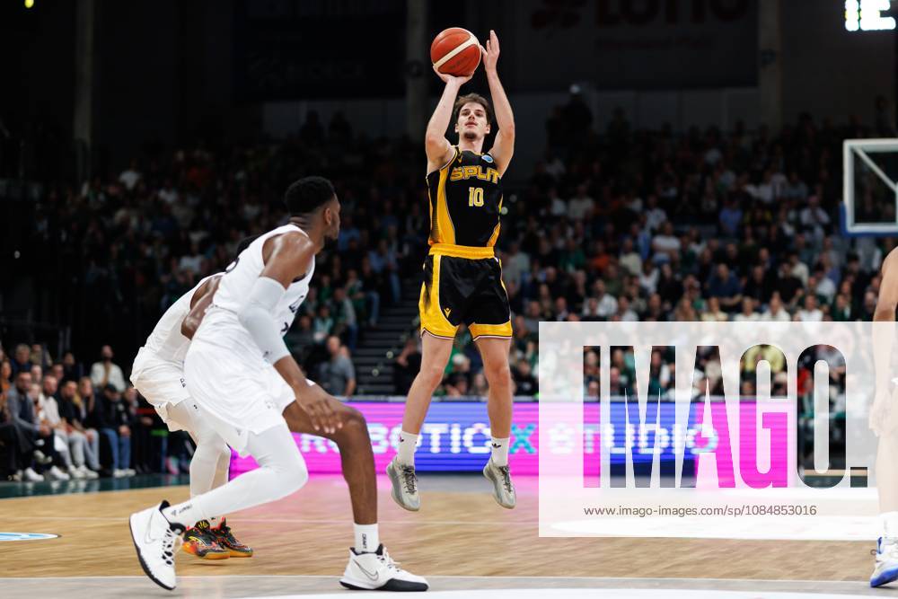 Vito Kucic (KK Croatia Split) trifft gegen Ejiofor Onu (Gladiators Trier), Aktion Action Vet Concept Gladiators Trier vs KK Split, Basketball, FIBA Europe Cup, 3. Spieltag, Saison 2026 2027, 21.10.2026 Vet Concept Gladiators Trier vs KK Split, Basketball, FIBA Europe Cup, 3. Spieltag, Saison 2026 2027
