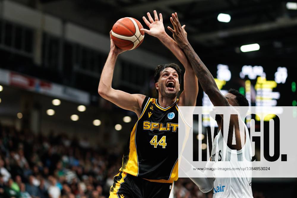 Benedict Turudic (KK Croatia Split) im Zweikampf mit Ejiofor Onu (Gladiators Trier), Aktion Action Vet Concept Gladiators Trier vs KK Split, Basketball, FIBA Europe Cup, 3. Spieltag, Saison 2026 2027, 21.10.2026 Vet Concept Gladiators Trier vs KK Split, Basketball, FIBA Europe Cup, 3. Spieltag, Saison 2026 2027