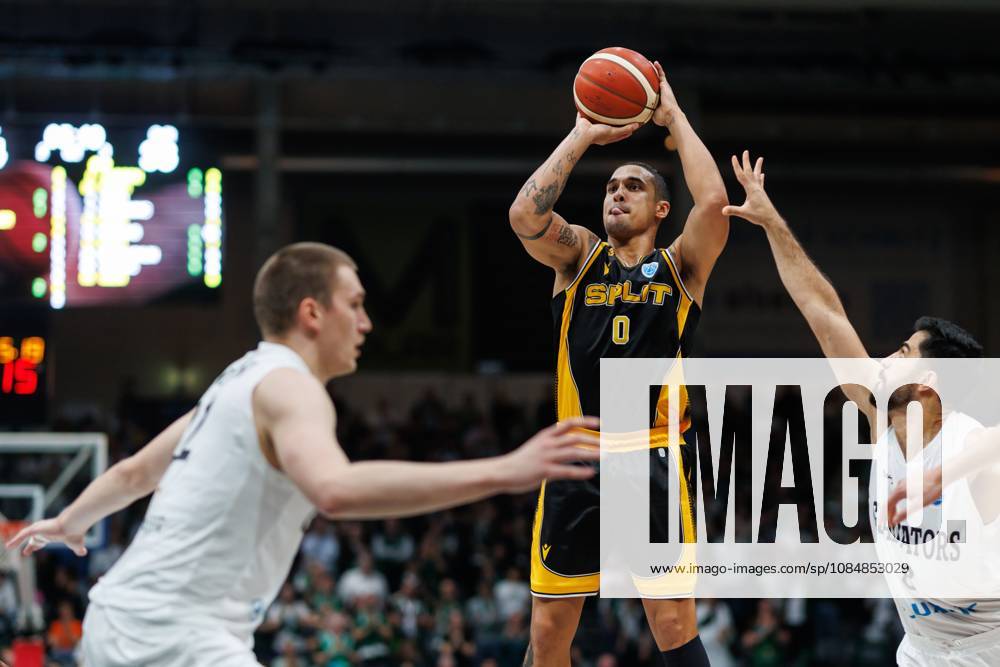 Nick Johnson (KK Croatia Split) im Zweikampf mit Marten Linssen (Gladiators Trier) und Behnam Yakhchali (Gladiators Trier), Aktion Action Vet Concept Gladiators Trier vs KK Split, Basketball, FIBA Europe Cup, 3. Spieltag, Saison 2026 2027, 21.10.2026 Vet Concept Gladiators Trier vs KK Split, Basketball, FIBA Europe Cup, 3. Spieltag, Saison 2026 2027