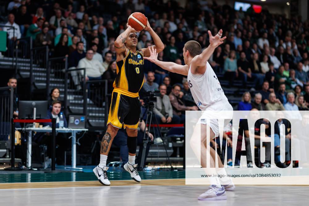 Nick Johnson (KK Croatia Split) im Zweikampf mit Marten Linssen (Gladiators Trier), Aktion Action Vet Concept Gladiators Trier vs KK Split, Basketball, FIBA Europe Cup, 3. Spieltag, Saison 2026 2027, 21.10.2026 Vet Concept Gladiators Trier vs KK Split, Basketball, FIBA Europe Cup, 3. Spieltag, Saison 2026 2027