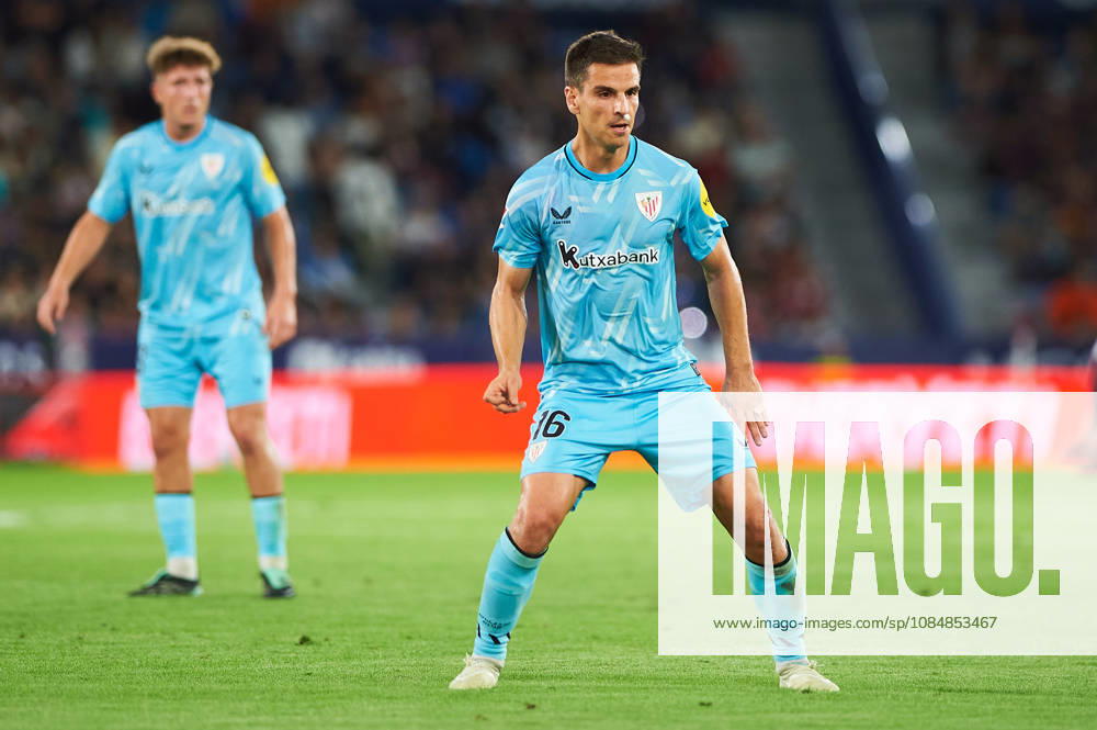Inigo Ruiz de Galarreta (Athletic Club) during the LaLiga EA Sports match between Levante UD and Athletic Club at Estadi Ciutat de València on October 21, 2026 in Valencia, Spain. -