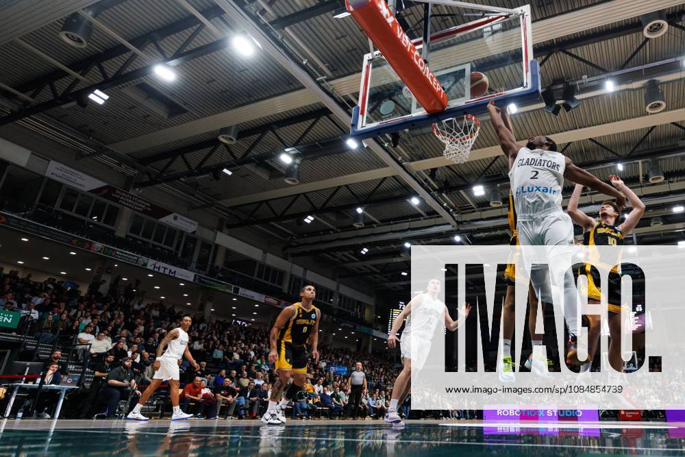 Terrell Harris (Gladiators Trier) im Zweikampf mit Benedict Turudic (KK Croatia Split), Aktion Action Vet Concept Gladiators Trier vs KK Split, Basketball, FIBA Europe Cup, 3. Spieltag, Saison 2026 2027, 21.10.2026 Vet Concept Gladiators Trier vs KK Split, Basketball, FIBA Europe Cup, 3. Spieltag, Saison 2026 2027