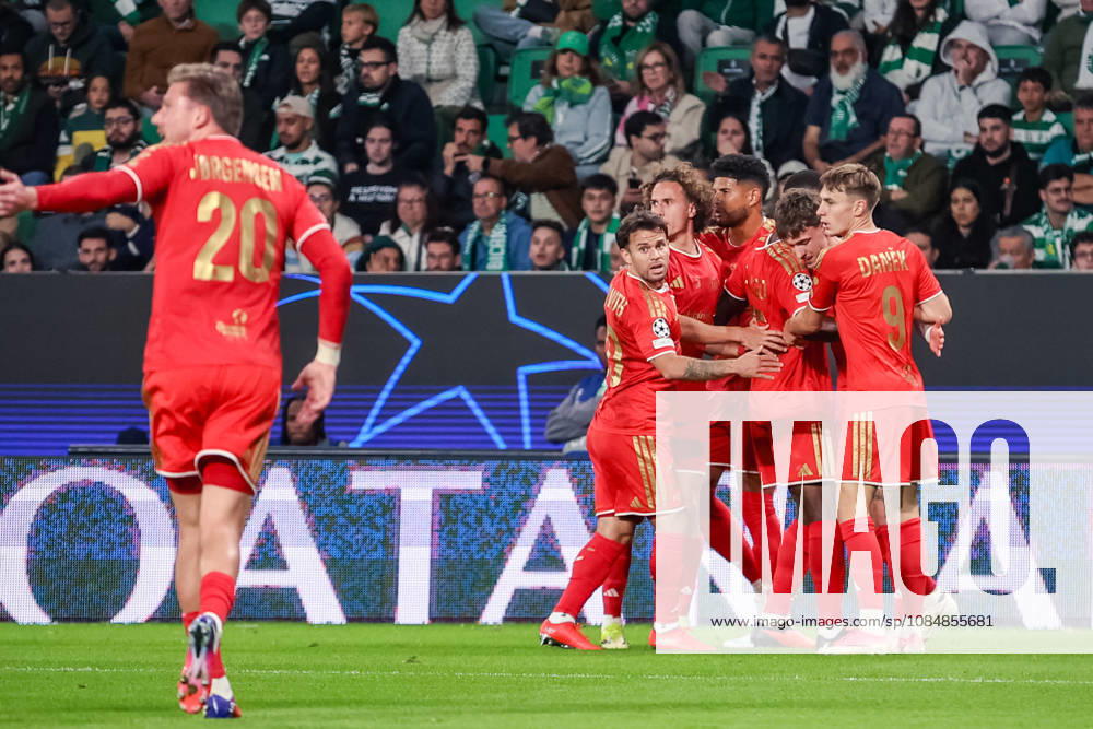 SOCCER - UEFA CL, Sporting vs LASK LISBON,PORTUGAL,21.OCT.26 - SOCCER - UEFA Champions League, Sporting Club de Portugal vs Linzer ASK. Image shows the rejoicing of the team LASK. GEPAxpictures xManuelxBinder