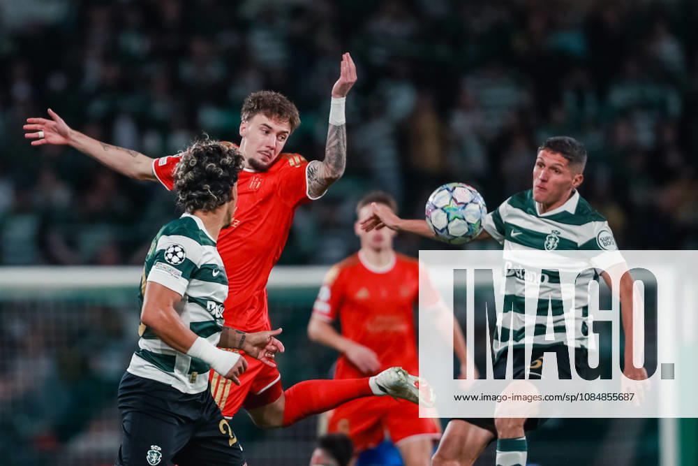 SOCCER - UEFA CL, Sporting vs LASK LISBON,PORTUGAL,21.OCT.26 - SOCCER - UEFA Champions League, Sporting Club de Portugal vs Linzer ASK. Image shows Christoph Lang (LASK) and Sergi Altimira (Sporting). GEPAxpictures xManuelxBinder