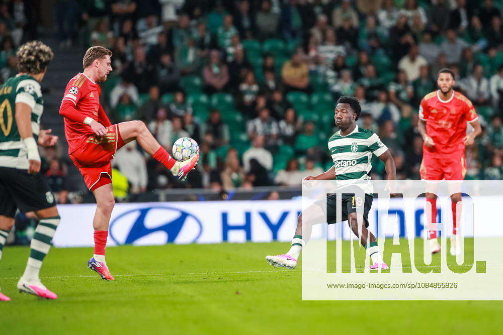 SOCCER - UEFA CL, Sporting vs LASK LISBON,PORTUGAL,21.OCT.26 - SOCCER - UEFA Champions League, Sporting Club de Portugal vs Linzer ASK. Image shows Kasper Jorgensen (LASK) and Nestroy Irankunda (Sporting). GEPAxpictures xManuelxBinder