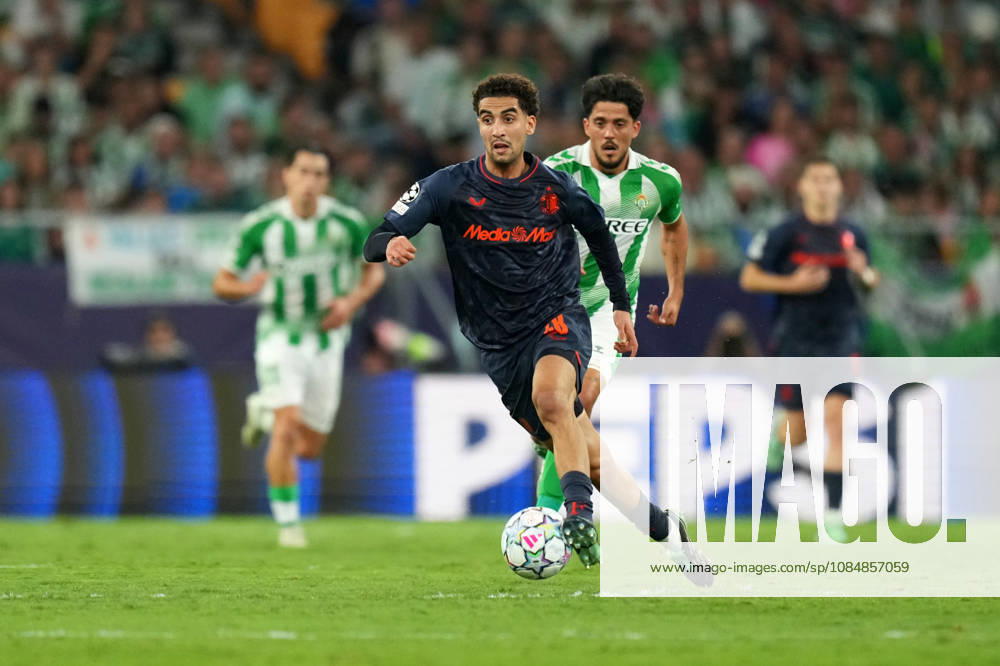 UEFA Champions League: Real Betis Balompie v Feyenoord Rotterdam SEVILLE, SPAIN - OCTOBER 21: Oussama Targhalline of Feyenoord Rotterdam dribbles during the UEFA Champions League match between Real Betis Balompie and Feyenoord Rotterdam at Estadio La Cartuja on October 21, 2026 in Seville, Spain