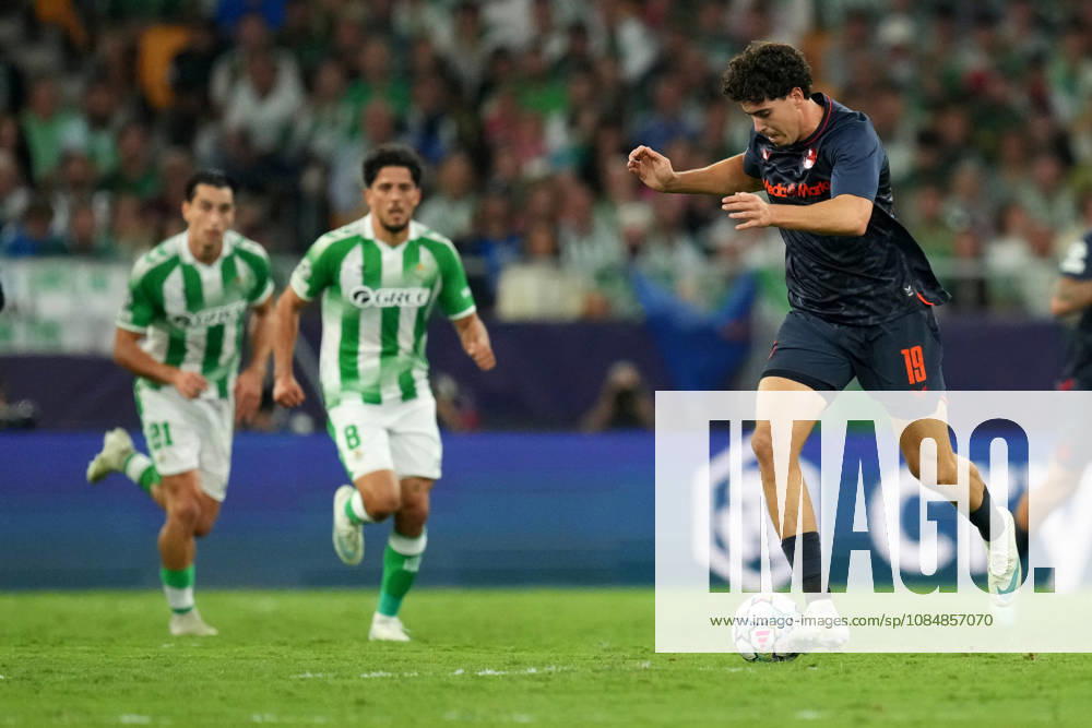 UEFA Champions League: Real Betis Balompie v Feyenoord Rotterdam SEVILLE, SPAIN - OCTOBER 21: Nacho Ferri of Feyenoord Rotterdam dribbles during the UEFA Champions League match between Real Betis Balompie and Feyenoord Rotterdam at Estadio La Cartuja on October 21, 2026 in Seville, Spain