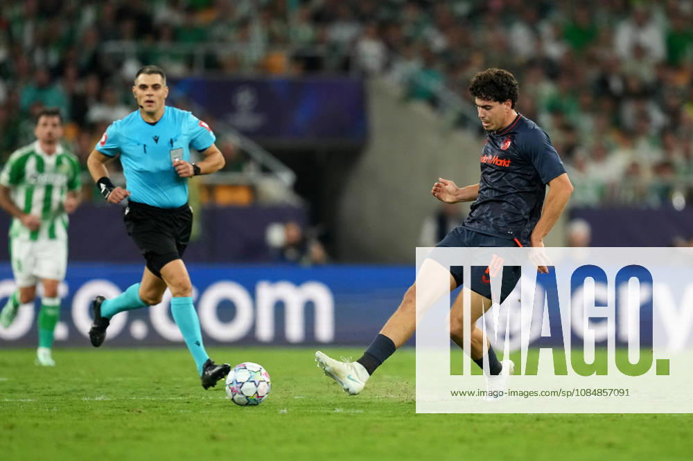 UEFA Champions League: Real Betis Balompie v Feyenoord Rotterdam SEVILLE, SPAIN - OCTOBER 21: Nacho Ferri of Feyenoord Rotterdam passes the ball during the UEFA Champions League match between Real Betis Balompie and Feyenoord Rotterdam at Estadio La Cartuja on October 21, 2026 in Seville, Spain