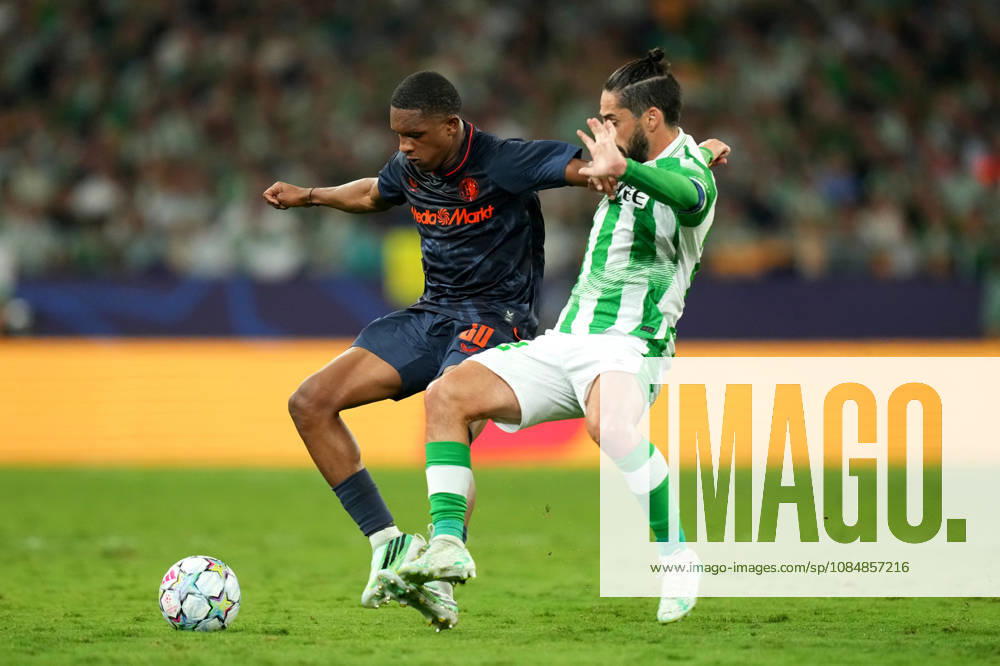 UEFA Champions League: Real Betis Balompie v Feyenoord Rotterdam SEVILLE, SPAIN - OCTOBER 21: Givairo Read of Feyenoord Rotterdam duels for the ball with Isco of Real Betis Balompie during the UEFA Champions League match between Real Betis Balompie and Feyenoord Rotterdam at Estadio La Cartuja on October 21, 2026 in Seville, Spain