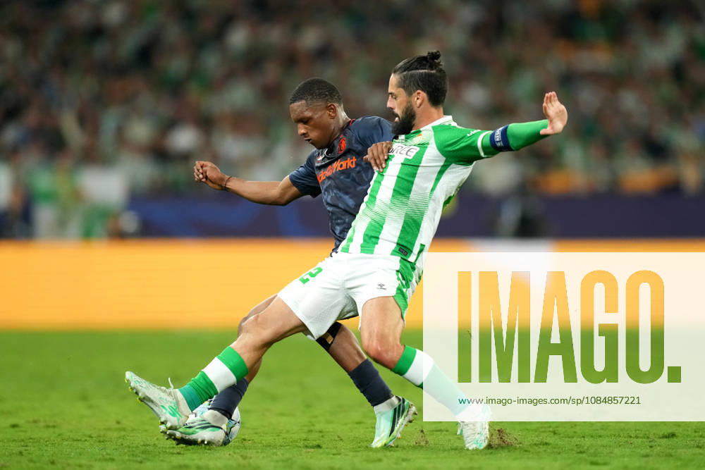 UEFA Champions League: Real Betis Balompie v Feyenoord Rotterdam SEVILLE, SPAIN - OCTOBER 21: Givairo Read of Feyenoord Rotterdam duels for the ball with Isco of Real Betis Balompie during the UEFA Champions League match between Real Betis Balompie and Feyenoord Rotterdam at Estadio La Cartuja on October 21, 2026 in Seville, Spain