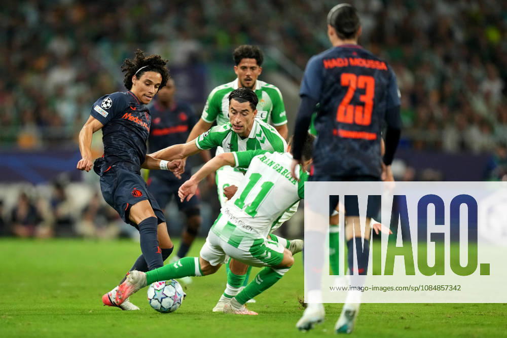 UEFA Champions League: Real Betis Balompie v Feyenoord Rotterdam SEVILLE, SPAIN - OCTOBER 21: Gjivai Zechiel of Feyenoord Rotterdam duels for the ball with Marc Roca of Real Betis Balompie during the UEFA Champions League match between Real Betis Balompie and Feyenoord Rotterdam at Estadio La Cartuja on October 21, 2026 in Seville, Spain