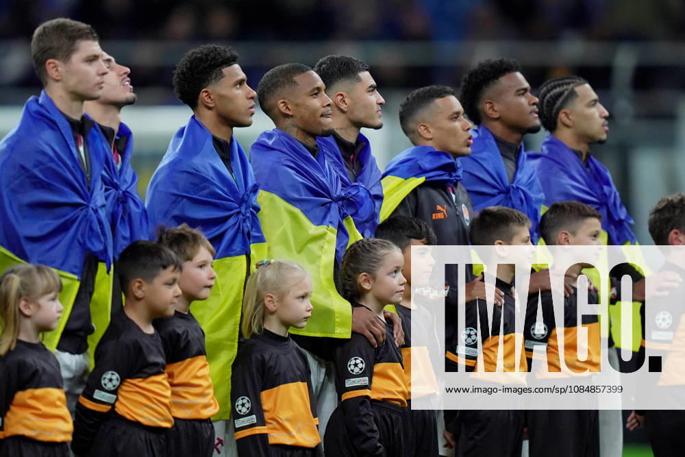 Shakhtar s players with the flag of Ukraine during the Uefa Champions League soccer match between Inter and Shakhtar Donetsk at San Siro Stadium in Milan , Italy - Wednesday October 21 , 2026. - Soccer
