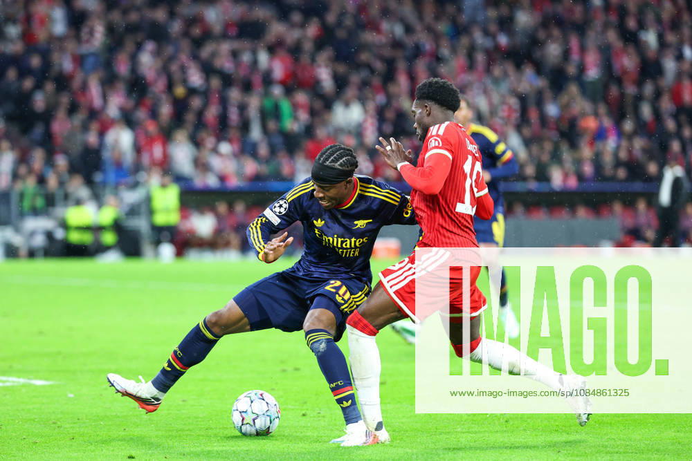 GER, Fussball, Herren, UEFA Champions League, Saison 2026 2027, 3. Spieltag, FC Bayern München vs. FC Arsenal Noni Madueke ( FC Arsenal 20 ), links - Alphonso Davies ( FC Bayern München 19 ), rechts München Allianz Arena Bayern Deutschland