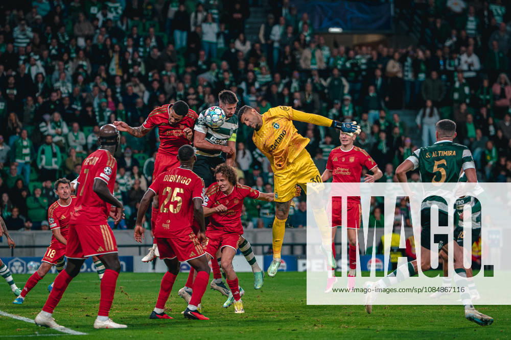 LISBON, PORTUGAL - OCTOBER 21: Sporting CP goalkeeper Kaique Pereira challenges for the ball during the UEFA Champions League match against LASK at Estadio Jose Alvalade on October 21, 2026 in Lisbon, Portugal. ZUMA Press Wire Sporting CP V LASK - UEFA Champions League - ZUMAs390 20261021_zsp_s390_012