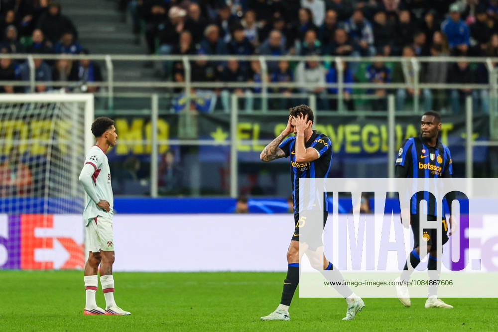 SOCCER - UEFA Champions League - Inter - FC Internazionale vs. Shakhtar Donetsk Photo by IPA ABACAPRESS.COM90005723 - Alessandro Bastoni of FC Internazionale leaves the field after receiving a red card during the 2026 27 UEFA Champions League group stage—Matchday 3—in the soccer match between FC Internazionale and FC Shakhtar Donetsk. Milan Italy