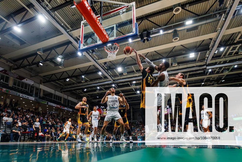 Ejiofor Onu (Gladiators Trier) unterm Korb im Zweikampf mit Darko Bajo (KK Croatia Split), und Mindaugas Kacinas (KK Croatia Split), Aktion Action Vet Concept Gladiators Trier vs KK Split, Basketball, FIBA Europe Cup, 3. Spieltag, Saison 2026 2027, 21.10.2026 Vet Concept Gladiators Trier vs KK Split, Basketball, FIBA Europe Cup, 3. Spieltag, Saison 2026 2027