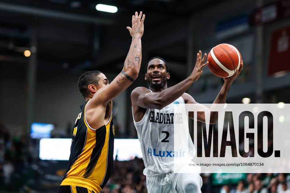 Terrell Harris (Gladiators Trier) im Zweikampf mit Nick Johnson (KK Croatia Split), Aktion Action Vet Concept Gladiators Trier vs KK Split, Basketball, FIBA Europe Cup, 3. Spieltag, Saison 2026 2027, 21.10.2026 Vet Concept Gladiators Trier vs KK Split, Basketball, FIBA Europe Cup, 3. Spieltag, Saison 2026 2027