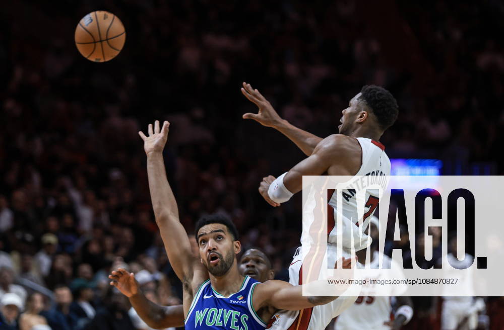 NBA, Basketball Herren, USA - Miami Heat vs Minnesota Timberwolves Miami Heat Forward Giannis Antetokounmpo (R) in action against Minnesota Timberwolves Forward Trey Lyles during the NBA basketball game between the Miami Heat and Minnesota Timberwolves at the Kaseya Center in Miami, Florida, USA, 21 October 2026. MIAMI FLORIDA United States