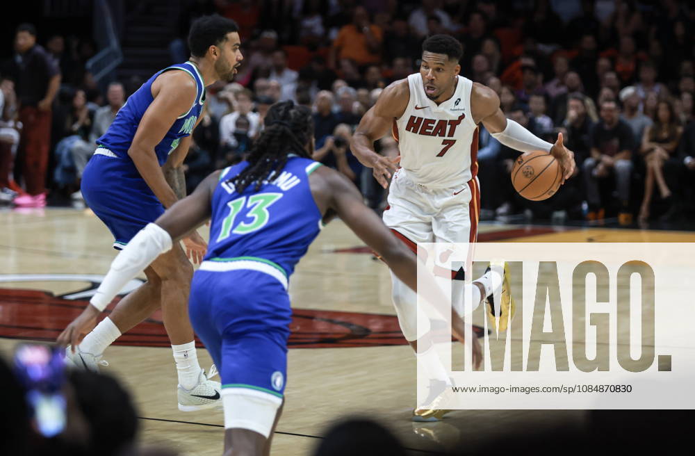 NBA, Basketball Herren, USA - Miami Heat vs Minnesota Timberwolves Miami Heat Forward Giannis Antetokounmpo (R) in action against Minnesota Timberwolves Guard Ayo Dosunmu (front) during the NBA basketball game between the Miami Heat and Minnesota Timberwolves at the Kaseya Center in Miami, Florida, USA, 21 October 2026. MIAMI FLORIDA United States