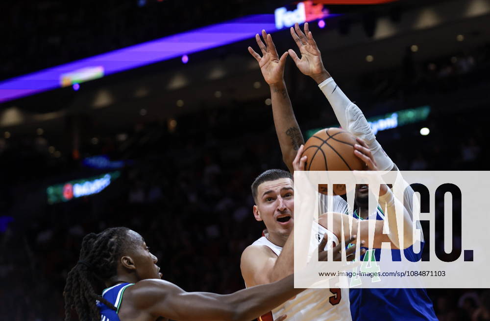 NBA, Basketball Herren, USA - Miami Heat vs Minnesota Timberwolves Miami Heat Forward Nikola Jovic (C) in action during the NBA basketball game between the Miami Heat and Minnesota Timberwolves at the Kaseya Center in Miami, Florida, USA, 21 October 2026. MIAMI FLORIDA United States