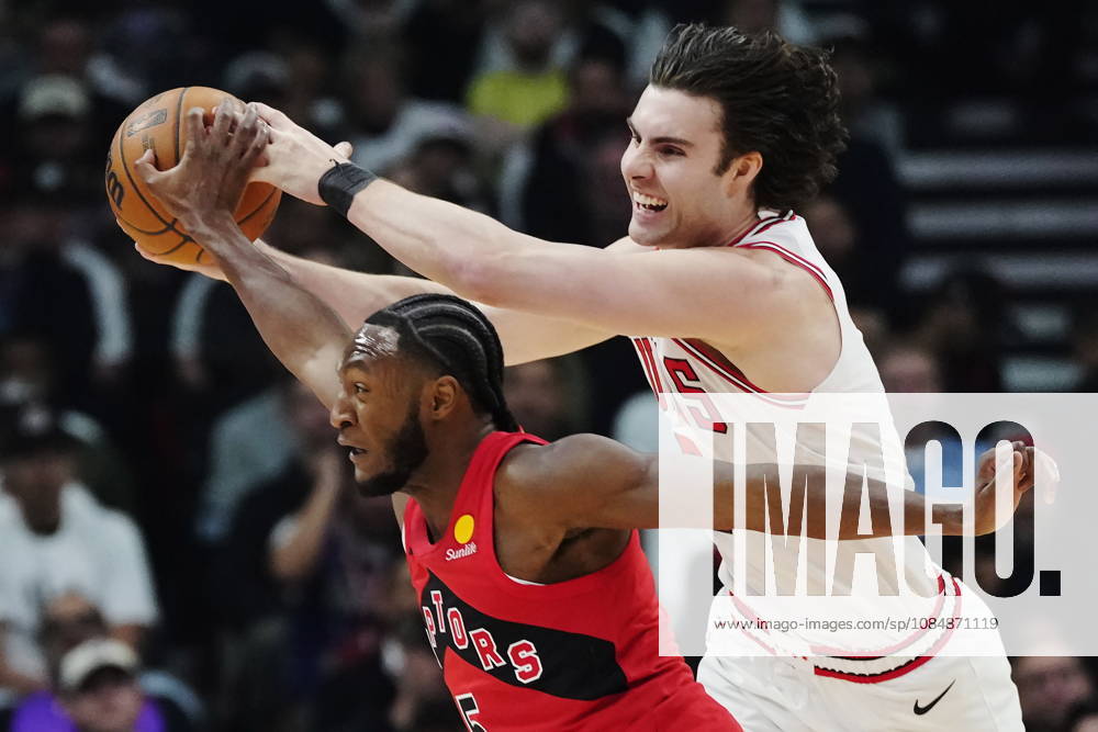 Toronto Raptors Immanuel Quickley (5) and Chicago Bulls Josh Giddey (3) battle for a loose ball during first half NBA, Basketball Herren, USA basketball action in Toronto on Wednesday, Oct. 21, 2026. Canada News - October 21, 2026 - ZUMAc35_ 20261021_zaf_c35_246