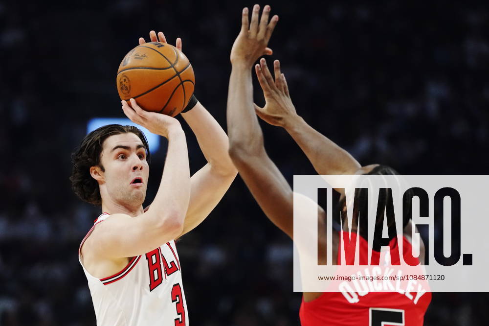 Chicago Bulls Josh Giddey (3) shoots over Toronto Raptors Immanuel Quickley (5) during first half NBA, Basketball Herren, USA basketball action in Toronto on Wednesday, Oct. 21, 2026. Canada News - October 21, 2026 - ZUMAc35_ 20261021_zaf_c35_247