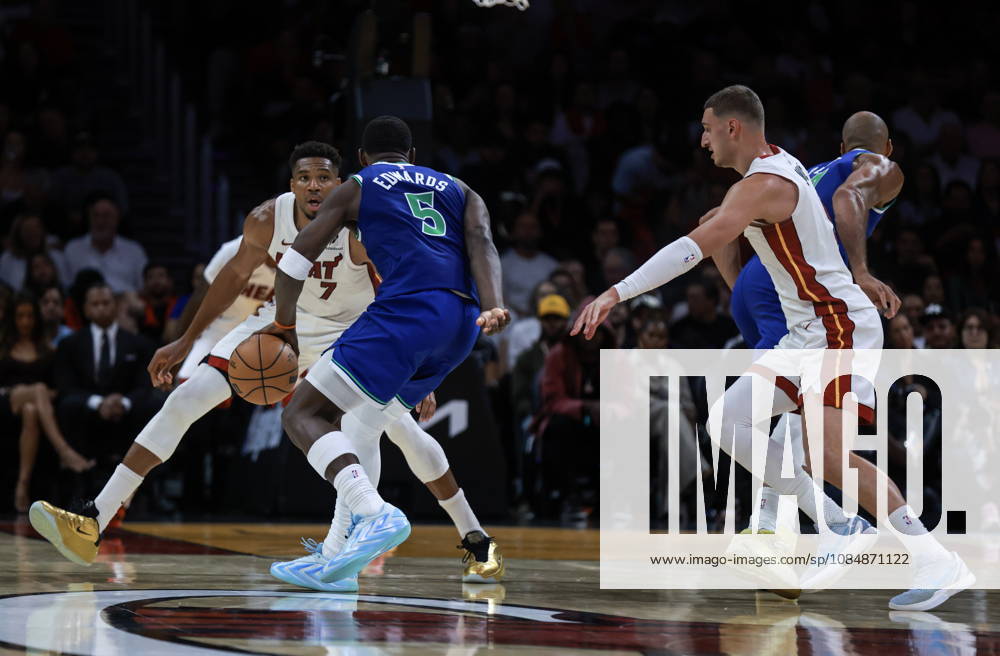 NBA, Basketball Herren, USA - Miami Heat vs Minnesota Timberwolves Miami Heat Forward Giannis Antetokounmpo (L) in action against Minnesota Timberwolves Guard Anthony Edwards (C-L) during the NBA basketball game between the Miami Heat and Minnesota Timberwolves at the Kaseya Center in Miami, Florida, USA, 21 October 2026. MIAMI FLORIDA United States