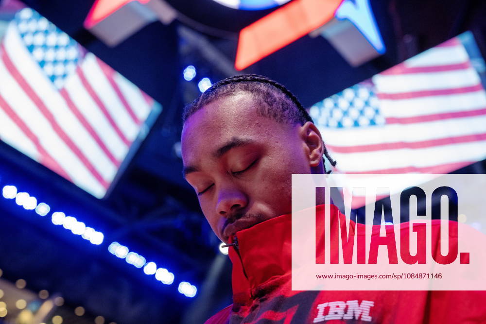 Toronto Raptors Scottie Barnes (4) stands for the national anthems prior to first half NBA, Basketball Herren, USA basketball action against the Chicago Bulls in Toronto on Wednesday, Oct. 21, 2026. Canada News - October 21, 2026 - ZUMAc35_ 20261021_zaf_c35_248