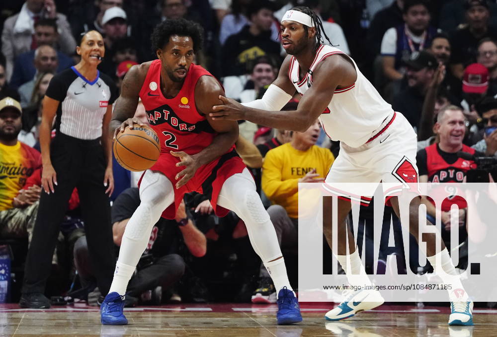 Toronto Raptors Kawhi Leonard (2) protects the ball from Chicago Bulls Buddy Hield (7) during first half NBA, Basketball Herren, USA basketball action in Toronto on Wednesday, Oct. 21, 2026. Canada News - October 21, 2026 - ZUMAc35_ 20261021_zaf_c35_249