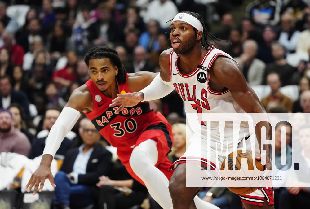 Chicago Bulls Buddy Hield (7) drives past Toronto Raptors Collin Murray-Boyles (30) during first half NBA, Basketball Herren, USA basketball action in Toronto on Wednesday, Oct. 21, 2026. Canada News - October 21, 2026 - ZUMAc35_ 20261021_zaf_c35_250