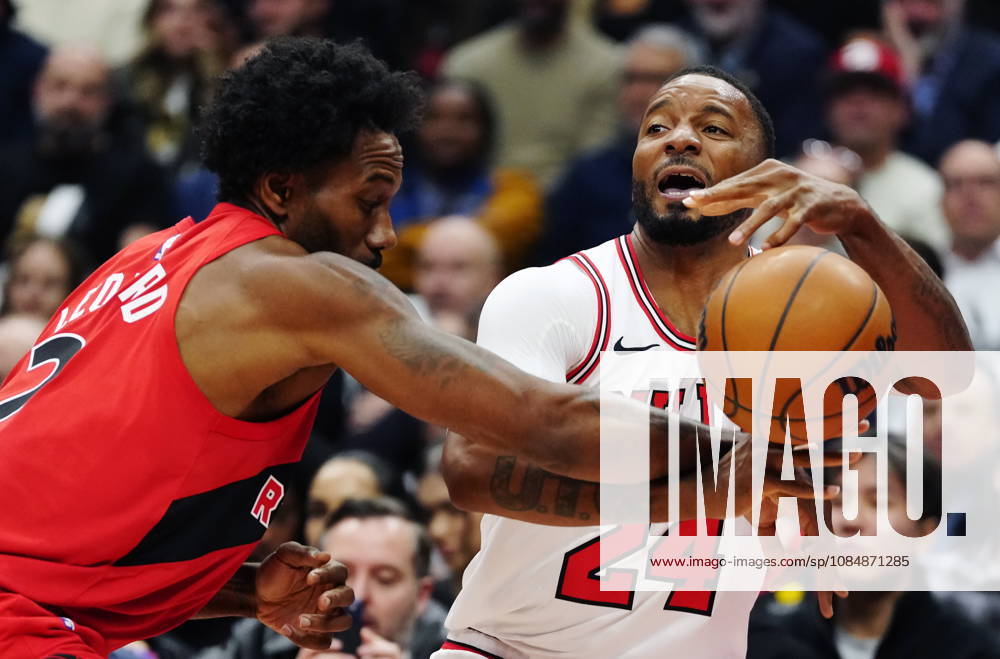 Chicago Bulls Norman Powell (24) is fouled by Toronto Raptors Kawhi Leonard (2) during first half NBA, Basketball Herren, USA basketball action in Toronto on Wednesday, Oct. 21, 2026. Canada News - October 21, 2026 - ZUMAc35_ 20261021_zaf_c35_253